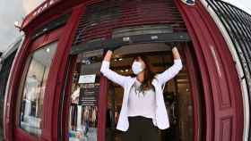 Una mujer abre su comercio de ropa en Barcelona / EFE - Fernando Villar