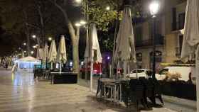 Dos terrazas de la Rambla de Barcelona recogidas por las restricciones en bares y restaurantes ante el crecimiento del coronavirus / V.M.