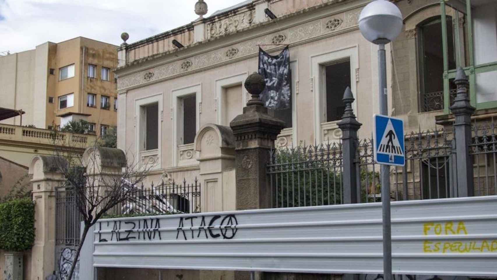 Una de las casitas de la calle de la Encarnació, en Gràcia / ARCHIVO - HUGO FERNÁNDEZ