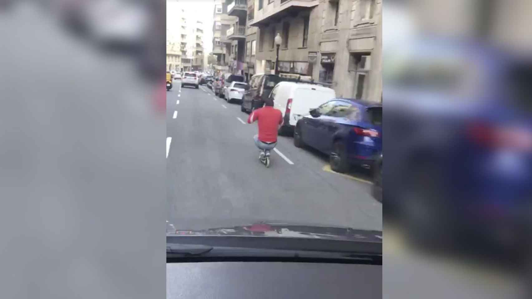 Captura de pantalla del vídeo del individuo bajando en patinete a gran velocidad por la calle Balmes de Barcelona / TWITTER - Miguel Ángel Rosselló