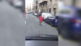 Captura de pantalla del vídeo del individuo bajando en patinete a gran velocidad por la calle Balmes de Barcelona / TWITTER - Miguel Ángel Rosselló