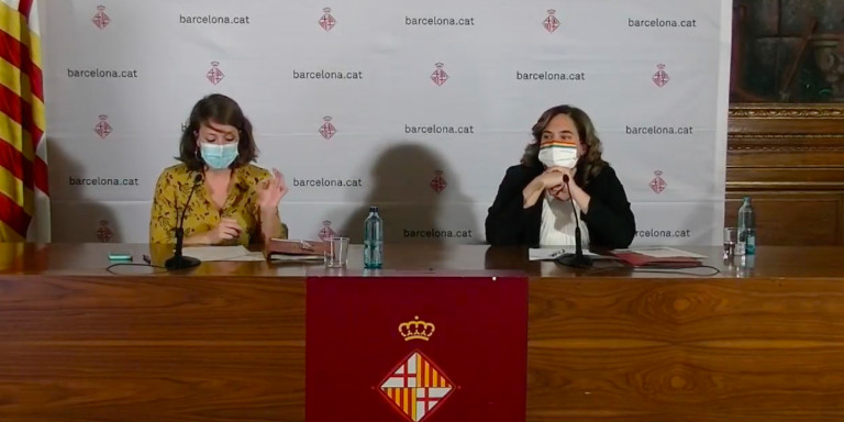 La alcaldesa de Barcelona, Ada Colau, y la segunda teniente de alcaldía, Janet Sanz, en la rueda de prensa de este martes / AY. DE BCN