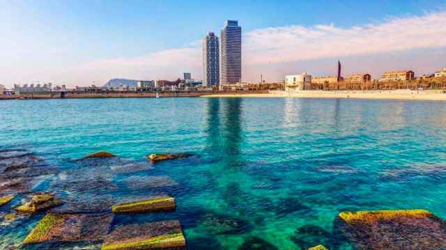 Playa de Barcelona con la Torre Mapfre  y el Hotel Arts de Fondo / CG
