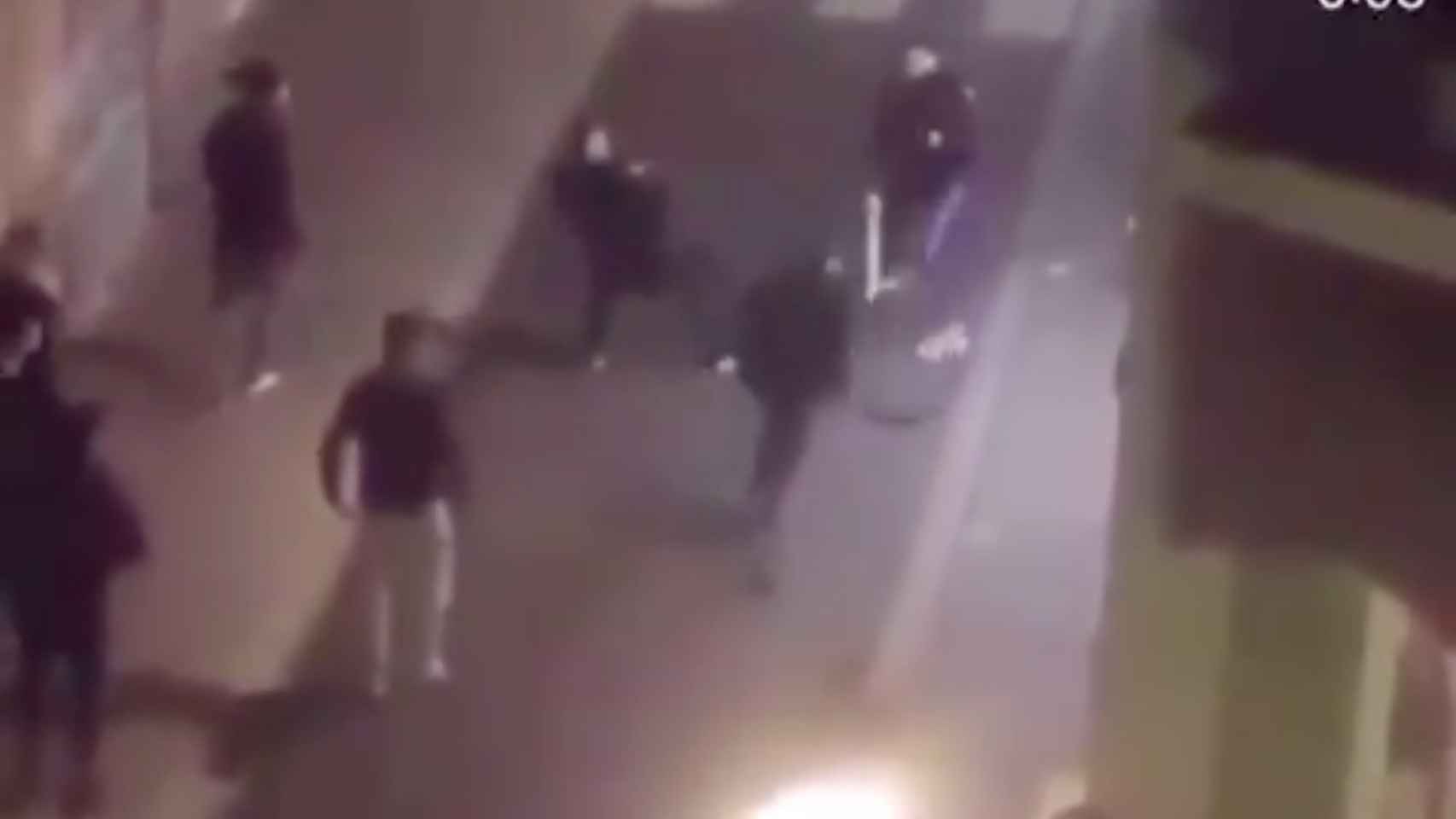 Captura de pantalla del vídeo de la pelea a machetazos en el barrio del Raval / TWITTER