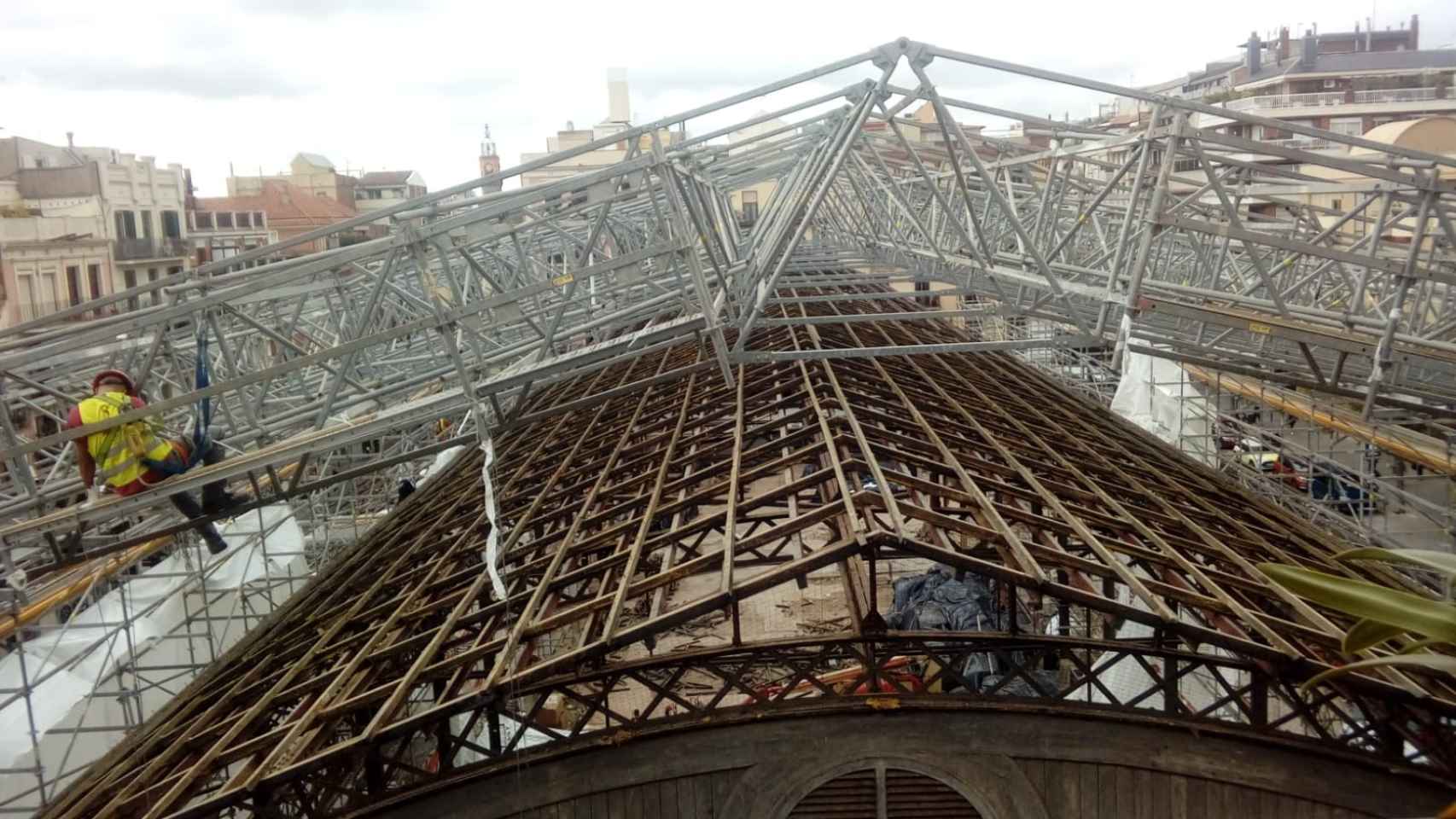 El tejado de la nave central del mercado sin la lona protectora / @bermesproject