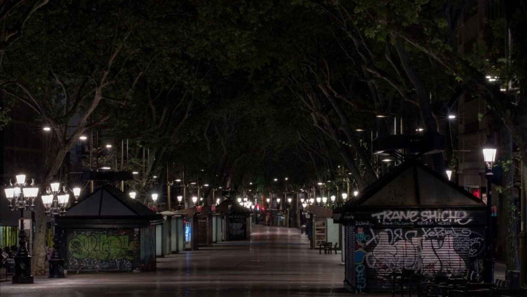 La Rambla de Barcelona, desierta, por la noche / EFE - ALBERTO ESTÉVEZ