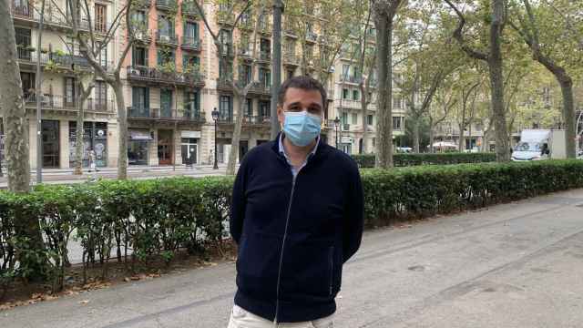 El director general del Gremi de Restauració, Roger Pallarols, con mascarilla en la Gran Via de les Corts Catalanes / V.M.