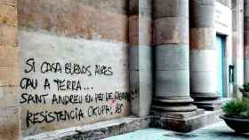 Pintada de apoyo a los okupas de la Casa Buenos Aires en la iglesia de Sant Andreu del Palomar / TWITTER