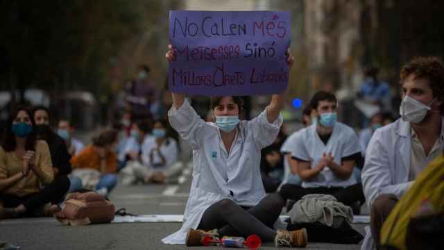 Una profesional sanitaria sostiene un cartel en una nueva concentración de Médicos Internos Residentes (MIR) / EUROPA PRESS - David Zorrakino