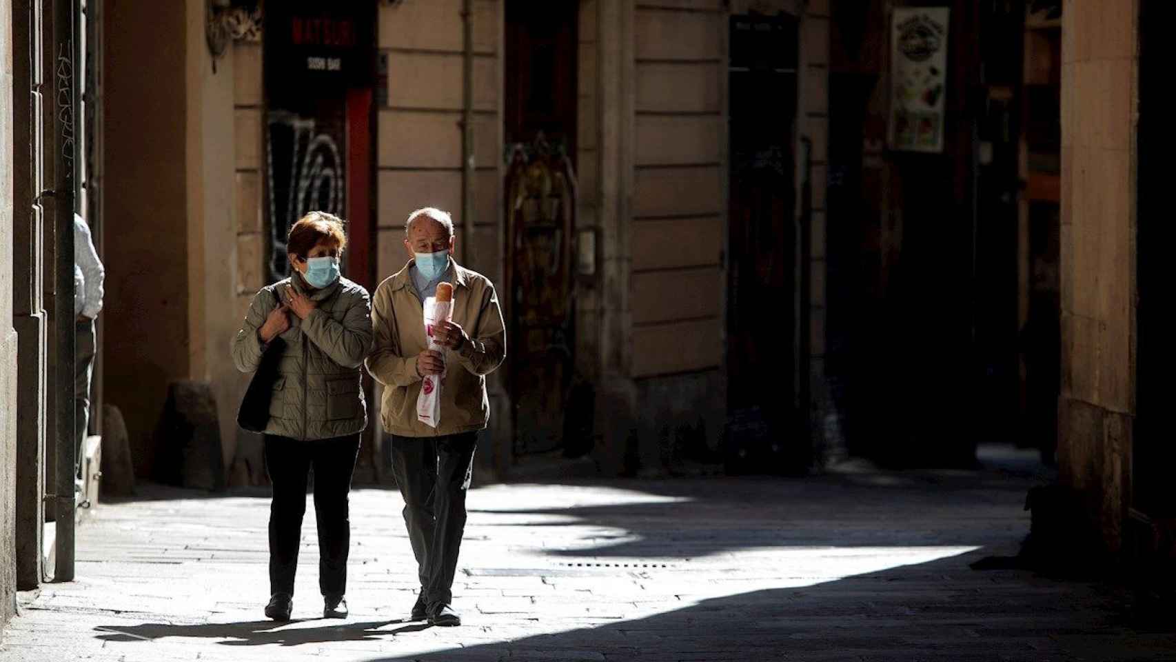 Una pareja camina por el centro de Barcelona / EFE