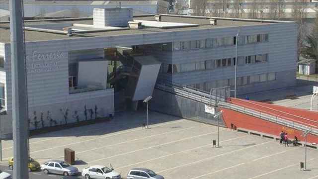 Imagen del exterior del Institut La Ferreria, de Montcada i Reixac, que tiene a 400 alumnos confinados en casa / WIKIPEDIA