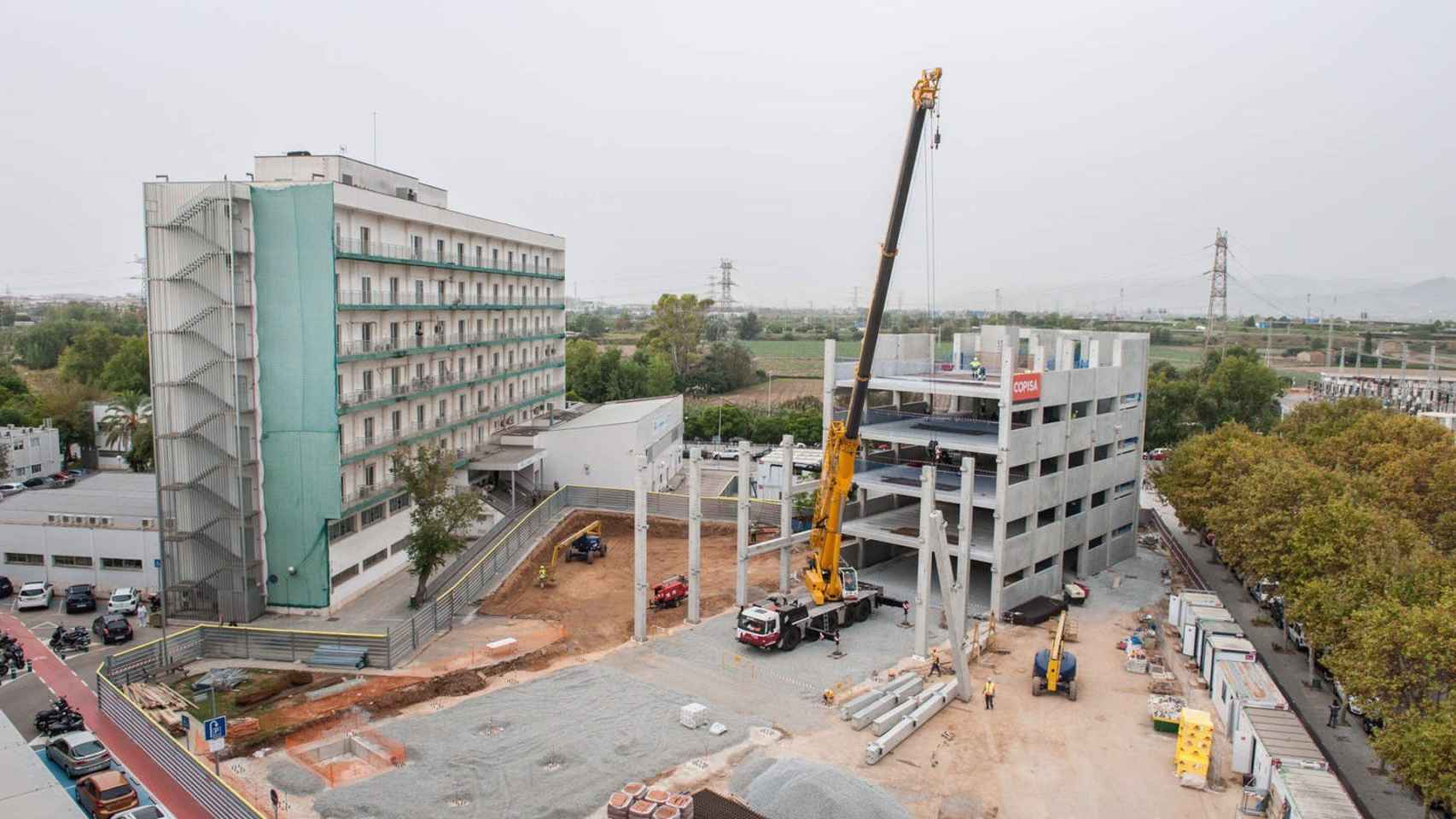 Obras para la construcción del nuevo espacio polivalente del Hospital de Bellvitge, que acogerá las urgencias por Covid 19 y hasta 64 camas / HOSPITAL DE BELLVITGE