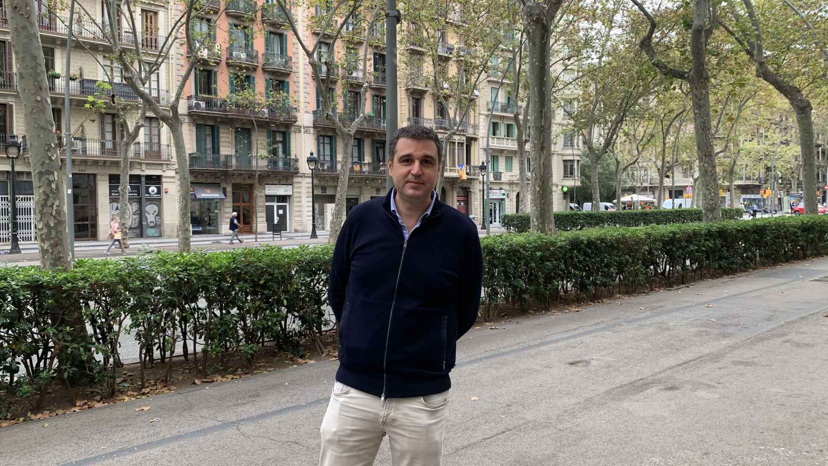 El Director del Gremi de Restauració, Roger Pallarols, en la Gran Via de les Corts Catalanes tras valorar el cierre de bares y restaurantes en Barcelona / V.M.