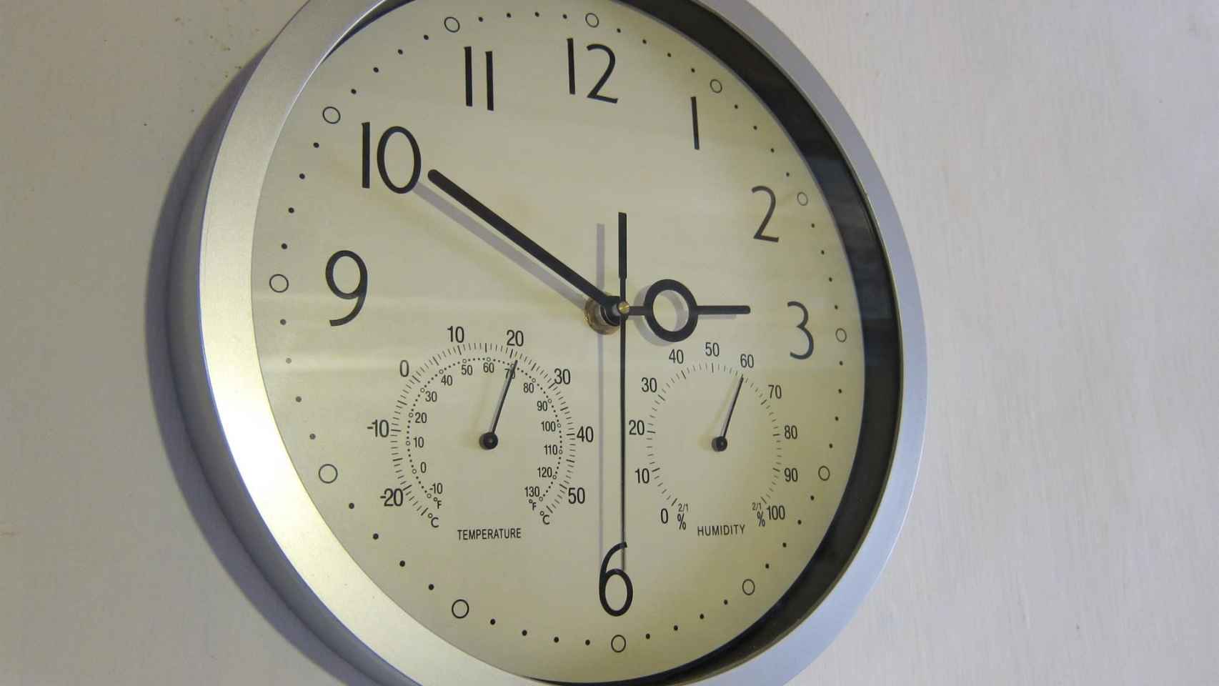 Un reloj de pared en una imagen de archivo / EUROPA PRESS