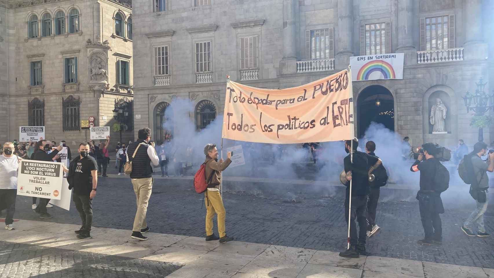 El sector de la restauración protesta en la plaza de Sant Jaume de Barcelona contra el cierre de bares y restaurantes / EUROPA PRESS