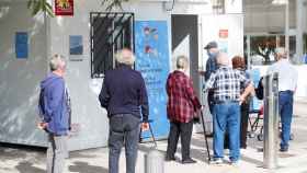 Ancianos hacen cola junto al Hospital del Mar de Barcelona para vacunarse de la gripe / EFE - ALEJANDRO GARCÍA