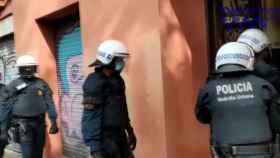 Agentes de la Guardia Urbana durante el registro en el local de Sant Martí / GUB