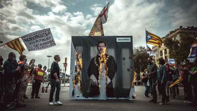 Un grupo de independentistas queman un gran retrato del rey en Barcelona / EUROPA PRESS