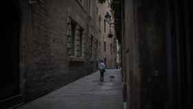 Una persona pasea a un perro por una calle del Barrio Gótico / EUROPA PRESS -  David Zorrakino