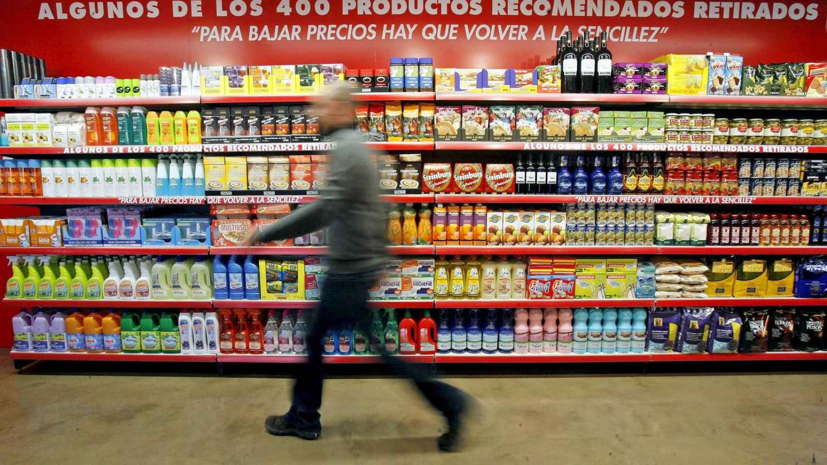 Un hombre camina por un pasillo de un supermercado / EFE - Manuel Bruque