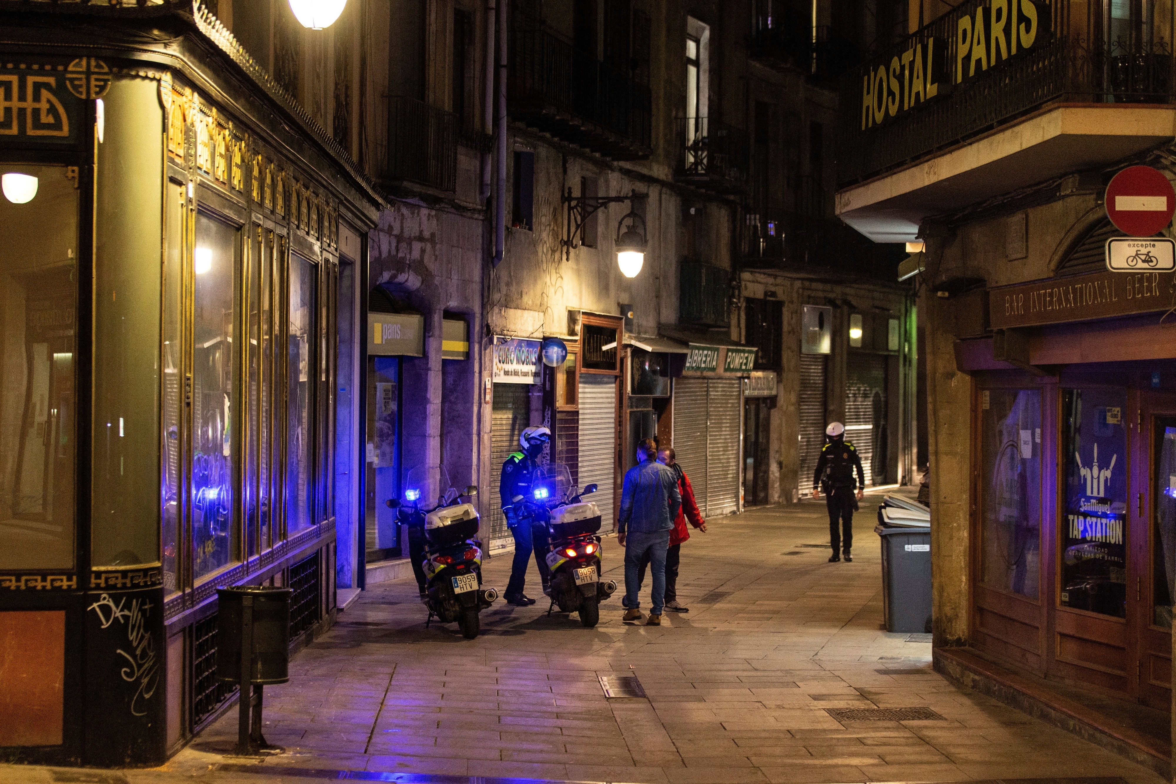 Agentes de la Guardia Urbana, durante el toque de queda en Barcelona / EFE - ENRIC FONTCUBERTA