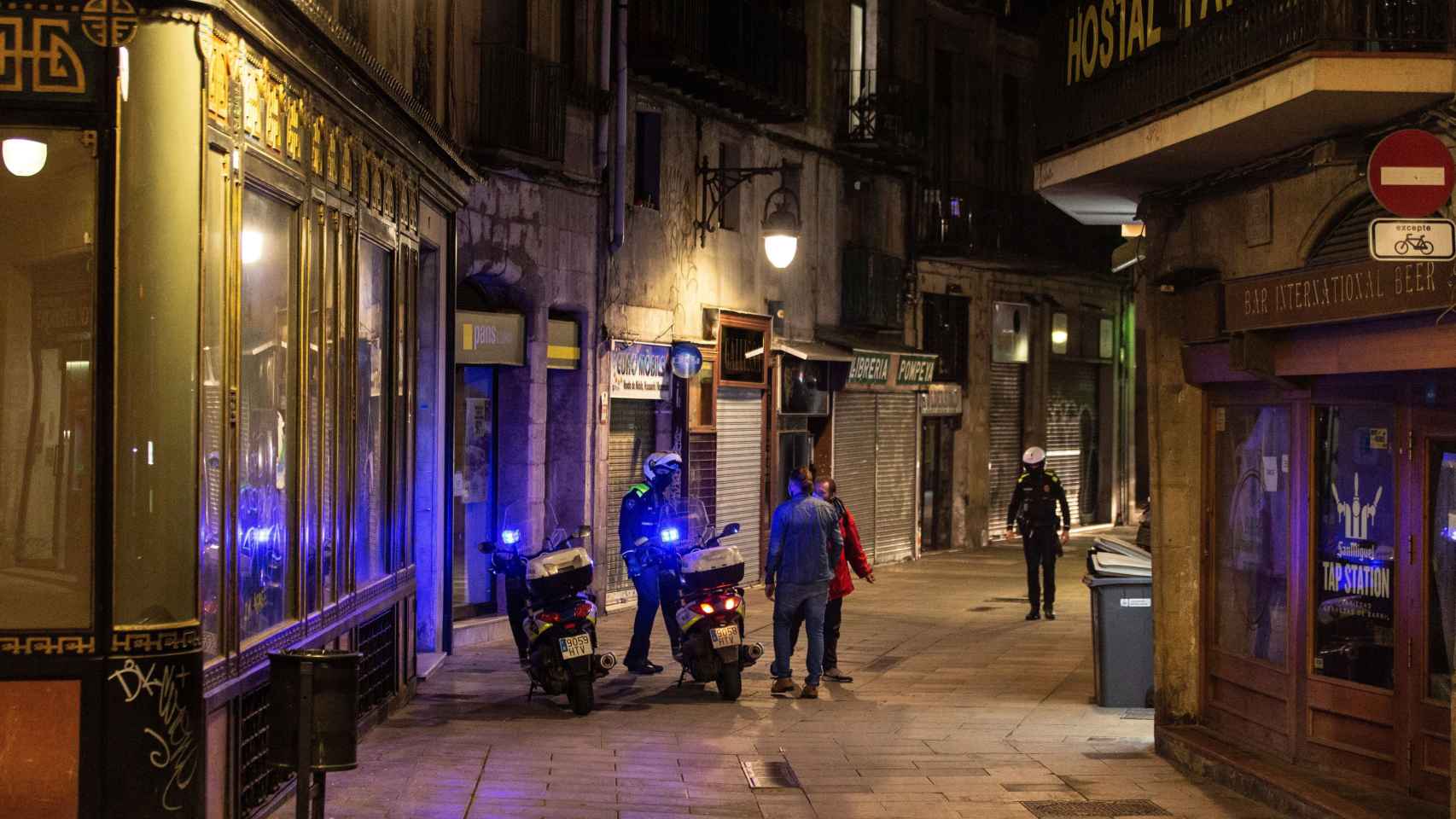 Agentes de la Guardia Urbana, durante el toque de queda en Barcelona / EFE - ENRIC FONTCUBERTA