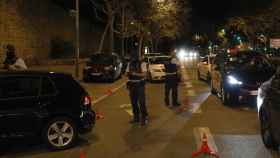 Uno de los diversos controles policiales del cuerpo de los Mossos d'Esquadra se desplego en la avenida del Paralelo de Barcelona / EFE - Andreu Dalmau
