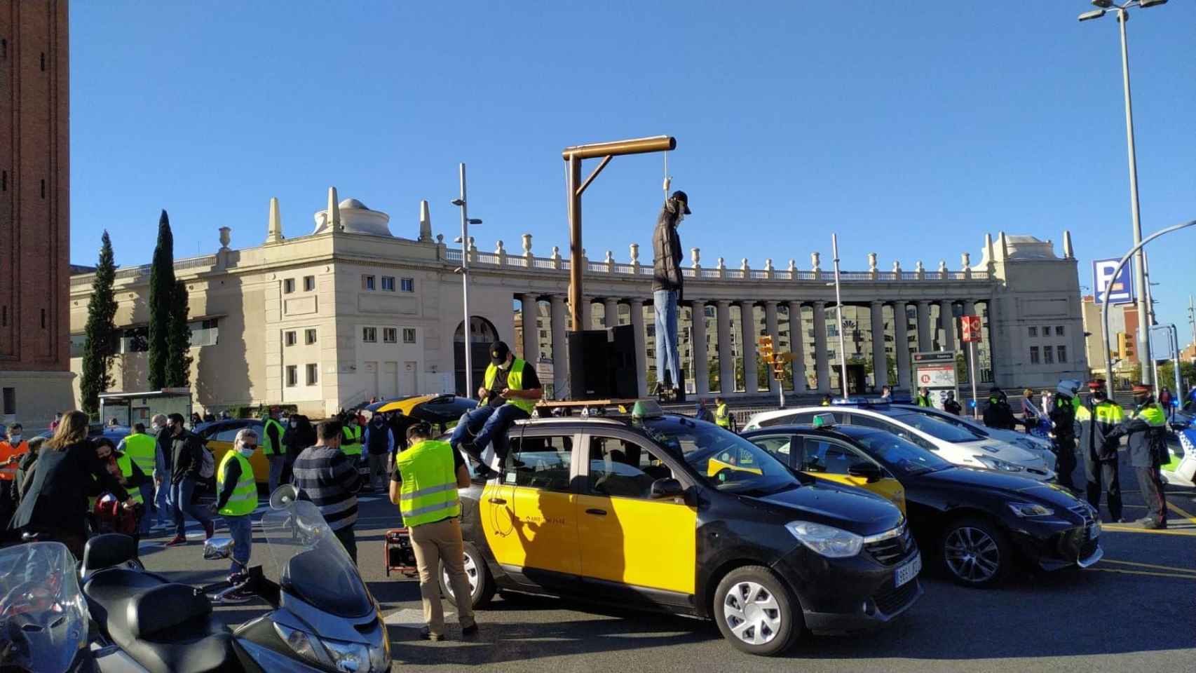 Imagen de la protesta de los taxistas de Barcelona este lunes en plaza Espanya / MA
