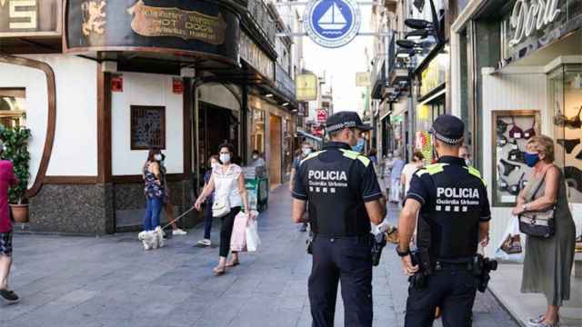 Dos agentes de la Guardia Urbana patrullan por las calles de Badalona / ARCHIVO