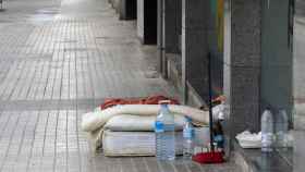 Objetos de una persona sintecho en una calle de Barcelona / ARRELS FUNDACIÓ