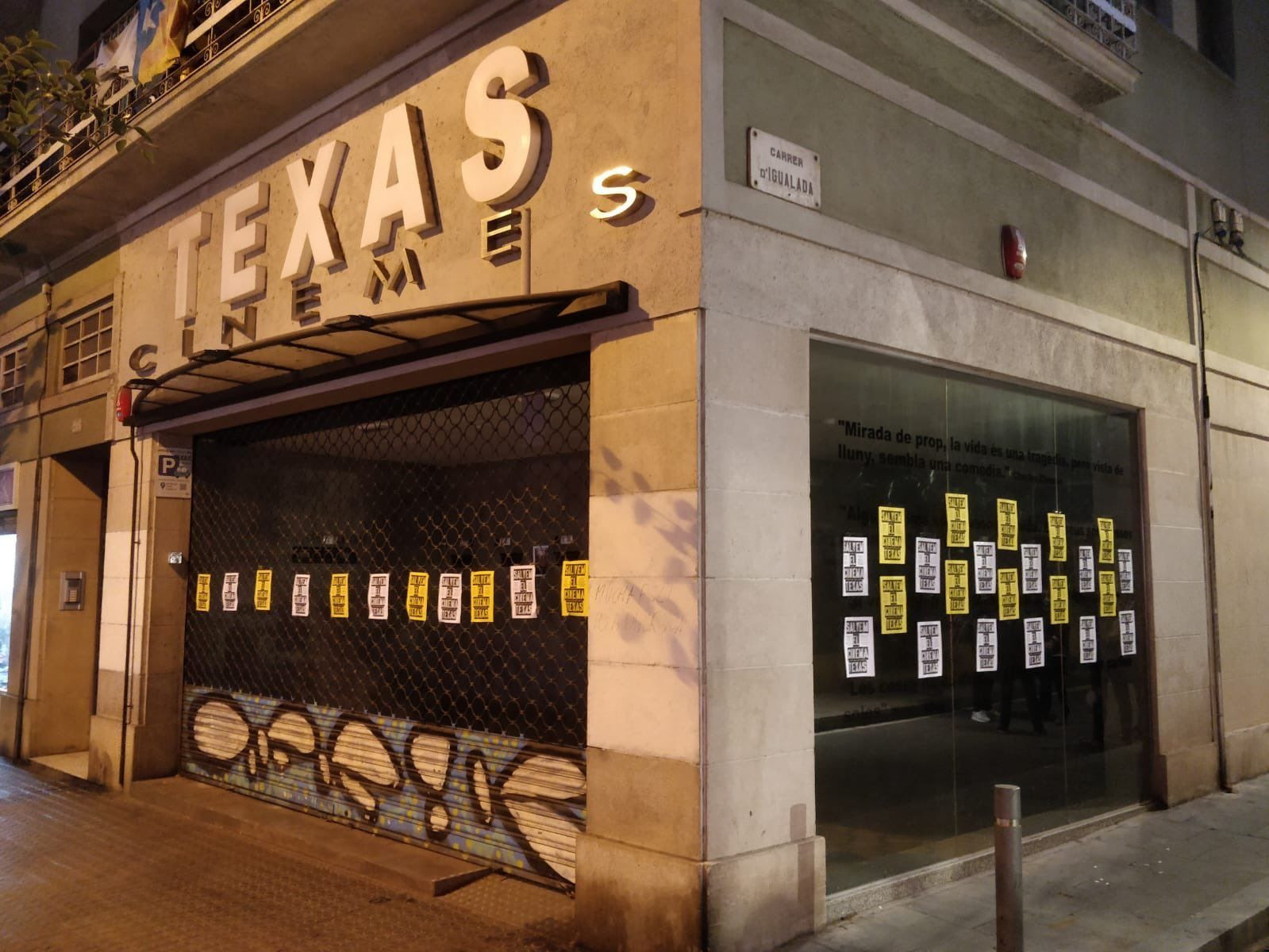 Los Cines Texas cerrados y empapelados con carteles que reivindican que no desaparezcan / SALVEM EL TEXAS
