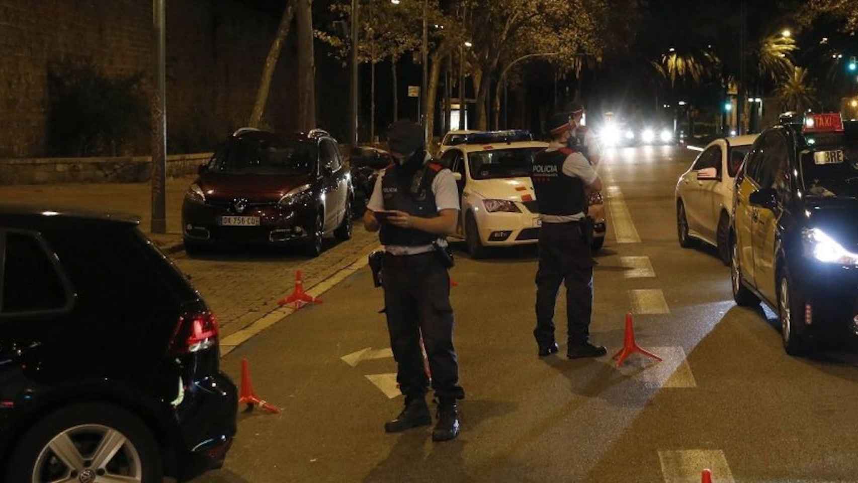 Agentes de los Mossos en un control durante el toque de queda en Barcelona / EFE - ANDREU DALMAU