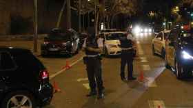 Agentes de los Mossos en un control durante el toque de queda en Barcelona / EFE - ANDREU DALMAU
