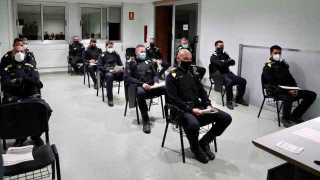 Agentes de la Guardia Urbana de Badalona durante una reunión antes de empezar un turno / @Albiol_XG