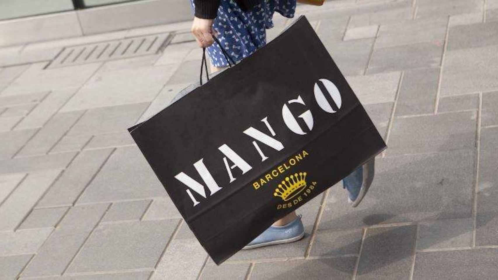 Un cliente de Mango sujeta una bolsa de papel / ARCHIVO
