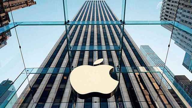 Interior de un Apple Store con el logo de la compañía / BCCL