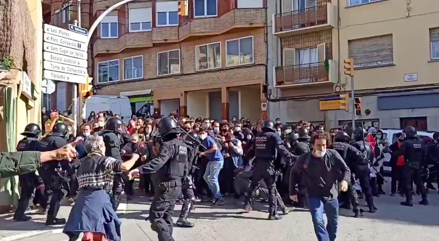 Tensión entre okupas, simpatizantes y Mossos d'Esquadra por el desalojo de la Casa Buenos Aires / TWITTER