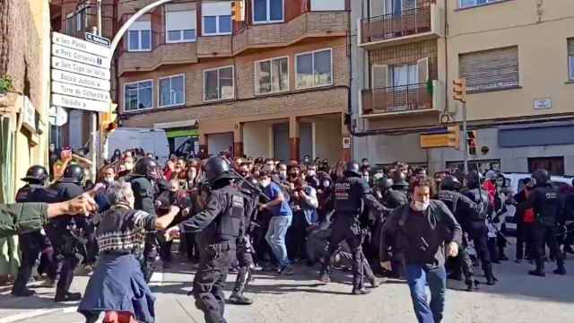 Tensión entre okupas, simpatizantes y Mossos d'Esquadra por el desalojo de la Casa Buenos Aires / TWITTER