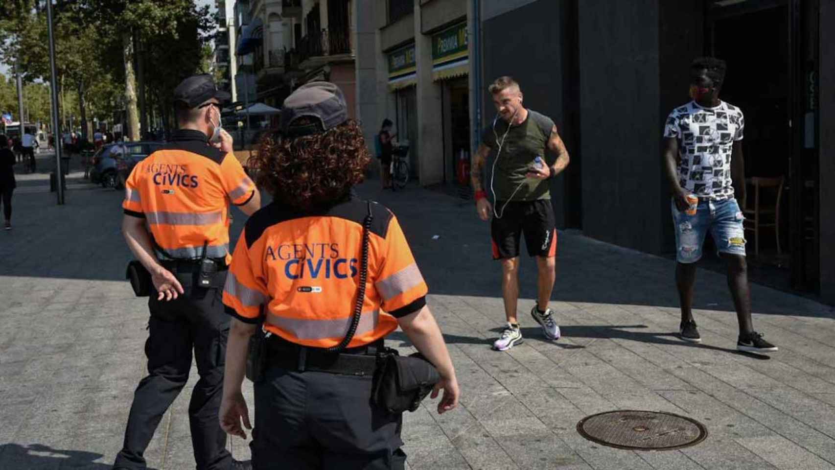 Agentes Cívicos en la calle para combatir el coronavirus. / EFE- MANU MITRU