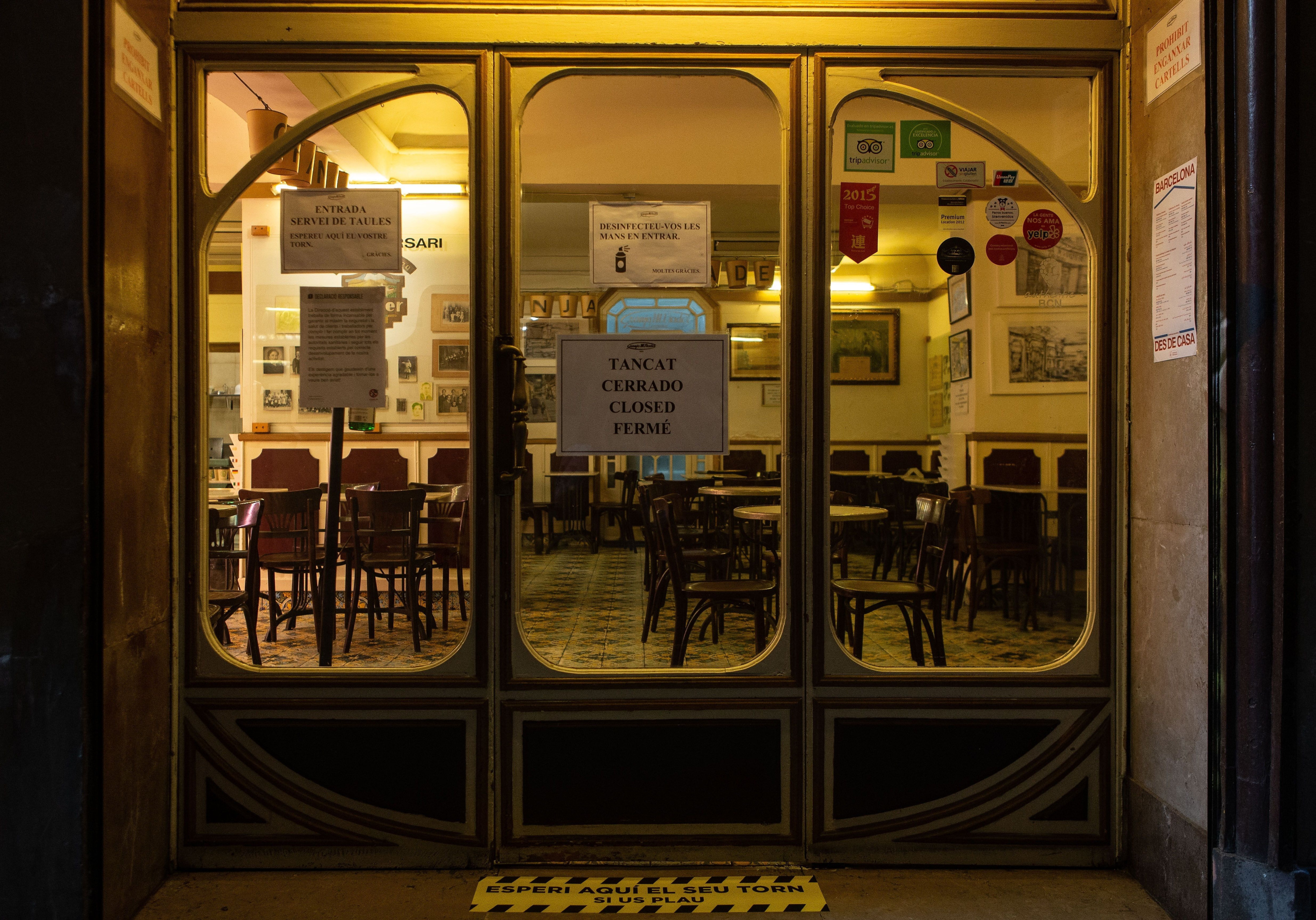 El cierre temporal de bares y restaurantes ha agravado la situación del sector, que ve incluso como en Barcelona los negocios más emblemáticos se plantean cerrar definitivamente, como la Granja Viader / EFE - Enric Fontcuberta