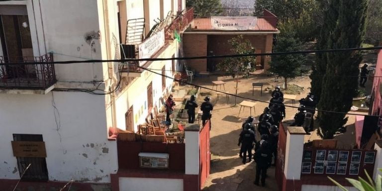 Agentes de los Mossos d'Esquadra entrando en la Casa Buenos Aires para proceder a su desalojo