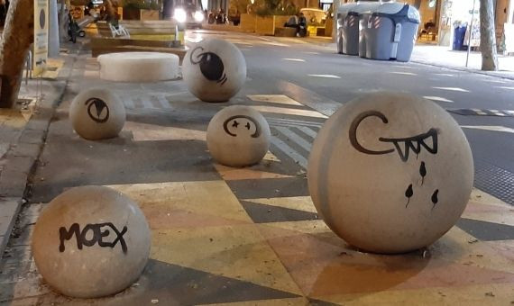 Bolas de hormigón 'troleadas' por un grafitero en Barcelona / TWITTER - On Vas Barcelona