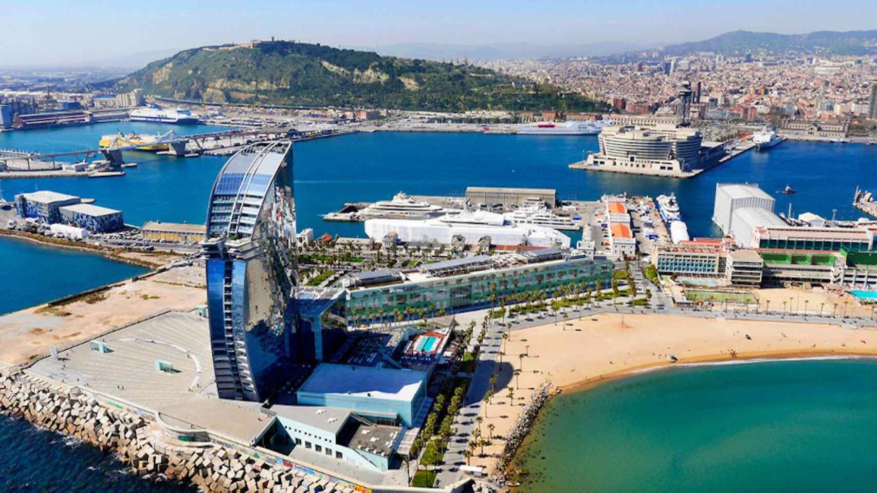 Vista desde el mar con la plaza de la Rosa dels Vents, el Hotel W y la playa de Sant Sebastià en primer plano / AJUNTAMENT DE BARCELONA