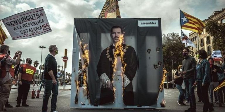 Un grupo de independentistas queman un gran retrato del rey en Barcelona / EUROPA PRESS