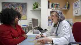 Una doctora asesorando a una paciente en el único centro público de pruebas rápidas de VIH/ITS de Barcelona / HOSPITAL VALL D'HEBRON