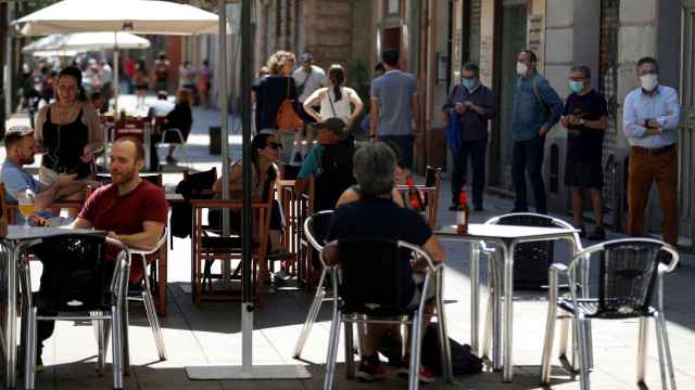 Clientes en una terraza de Barcelona