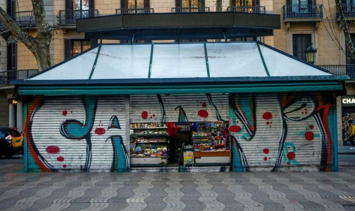 Un kiosco de las Ramblas de Barcelona se prepara para abrir / EFE - Quique Garcia