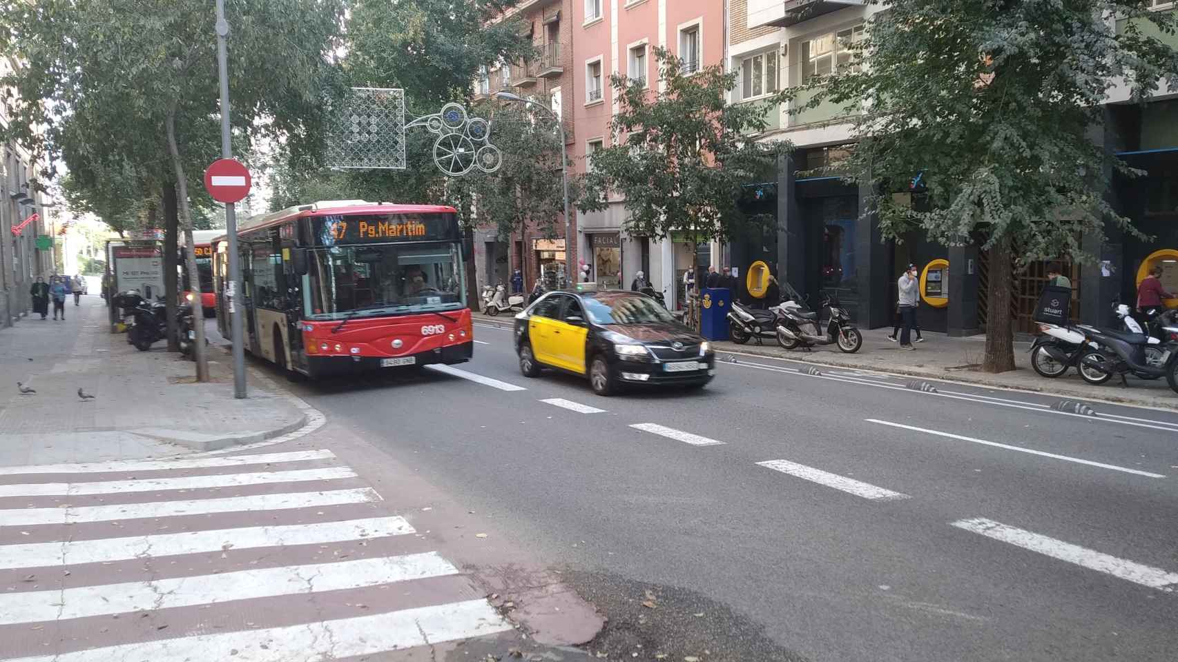 Un bus 47, a su paso cerca del Hospital de Sant Pau / JORDI SUBIRANA