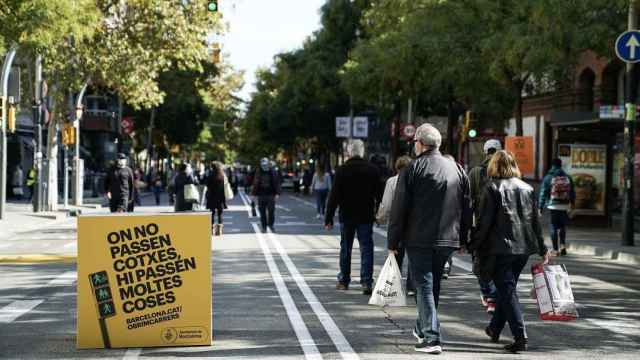 Ambiente en la calle Creu Coberta en Sants durante un corte de tráfico con peatones / AYUNTAMIENTO