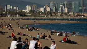 Aspecto de la playa de la Barceloneta de Barcelona tras el anuncio de las nuevas restricciones / EFE - Enric Fontcuberta
